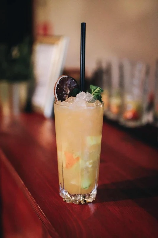 Koktajle z drink baru na wesele jako główna atrakcja wieczoru dla gości.