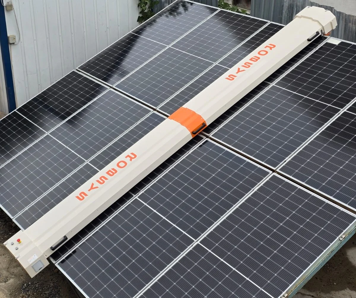 Robot profesional Robsys YTM Series creat pentru isntalatii solare cu panouri fixe.