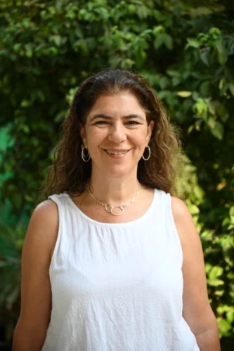 סמדר עציץ הבעלים והמטפלת של נעים ולומדים ליניקה בראשון לציון לאבחון וטיפול בוויסות חושי