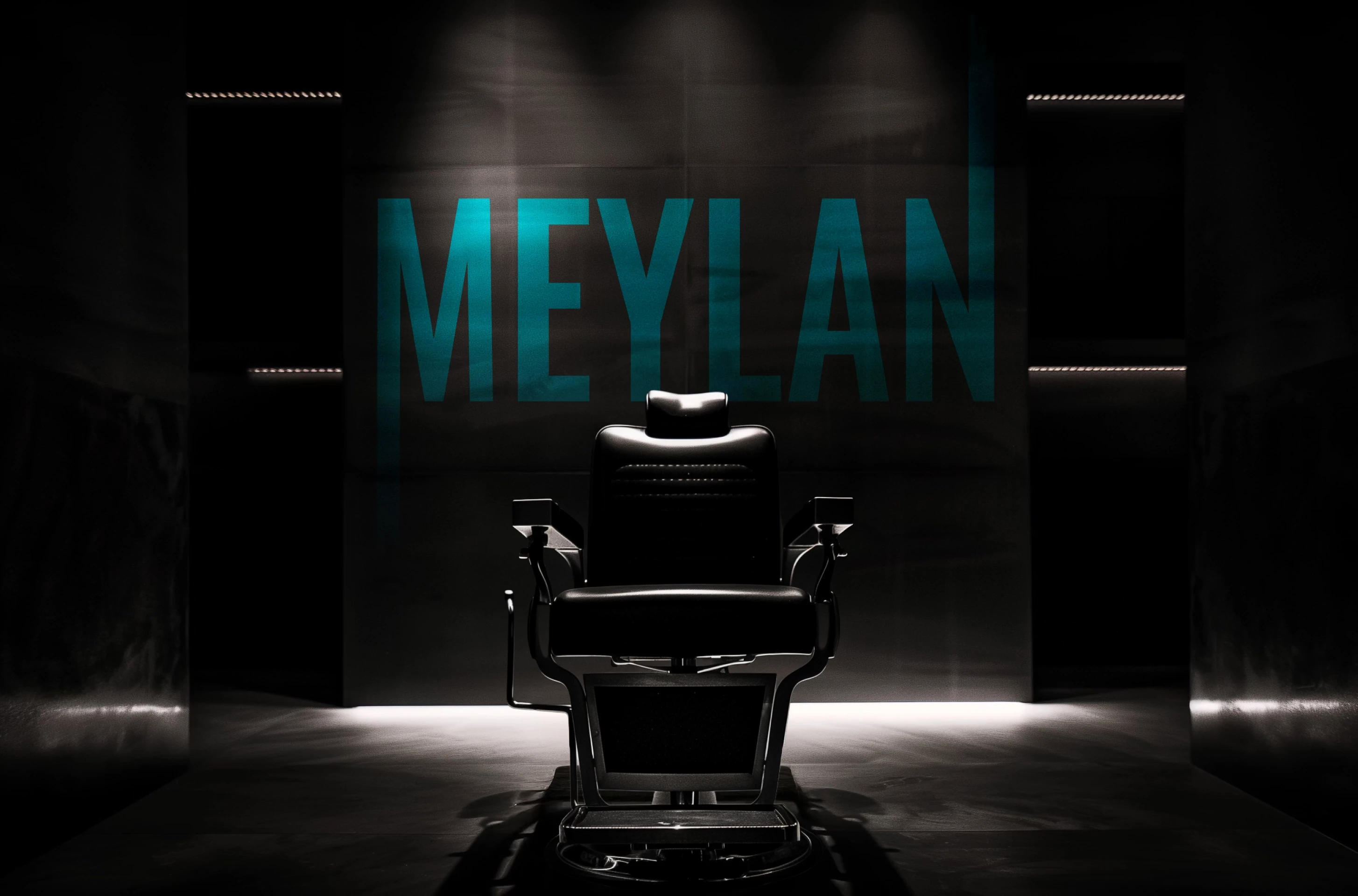 Photo d'un coiffeur en train de coiffer un client