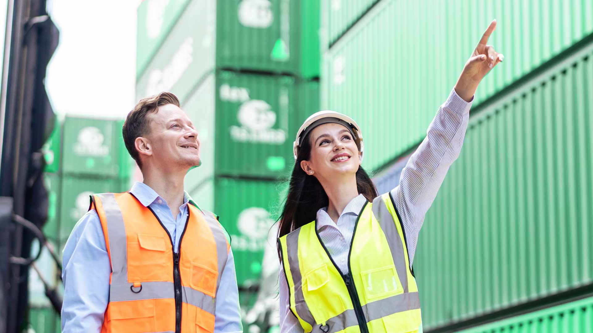 Співробітники логістики в сигнальних жилетах контролюють міжнародні вантажні перевезення