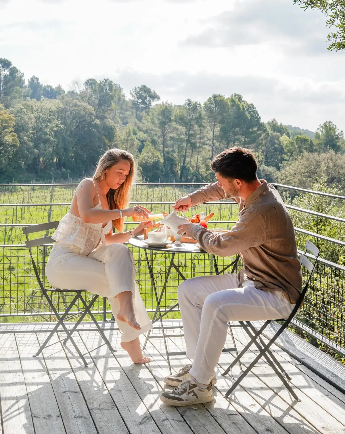 Petit-déjeuner en couple sur la terrasse de l'écolodge Copacabanon à Monte Verdi