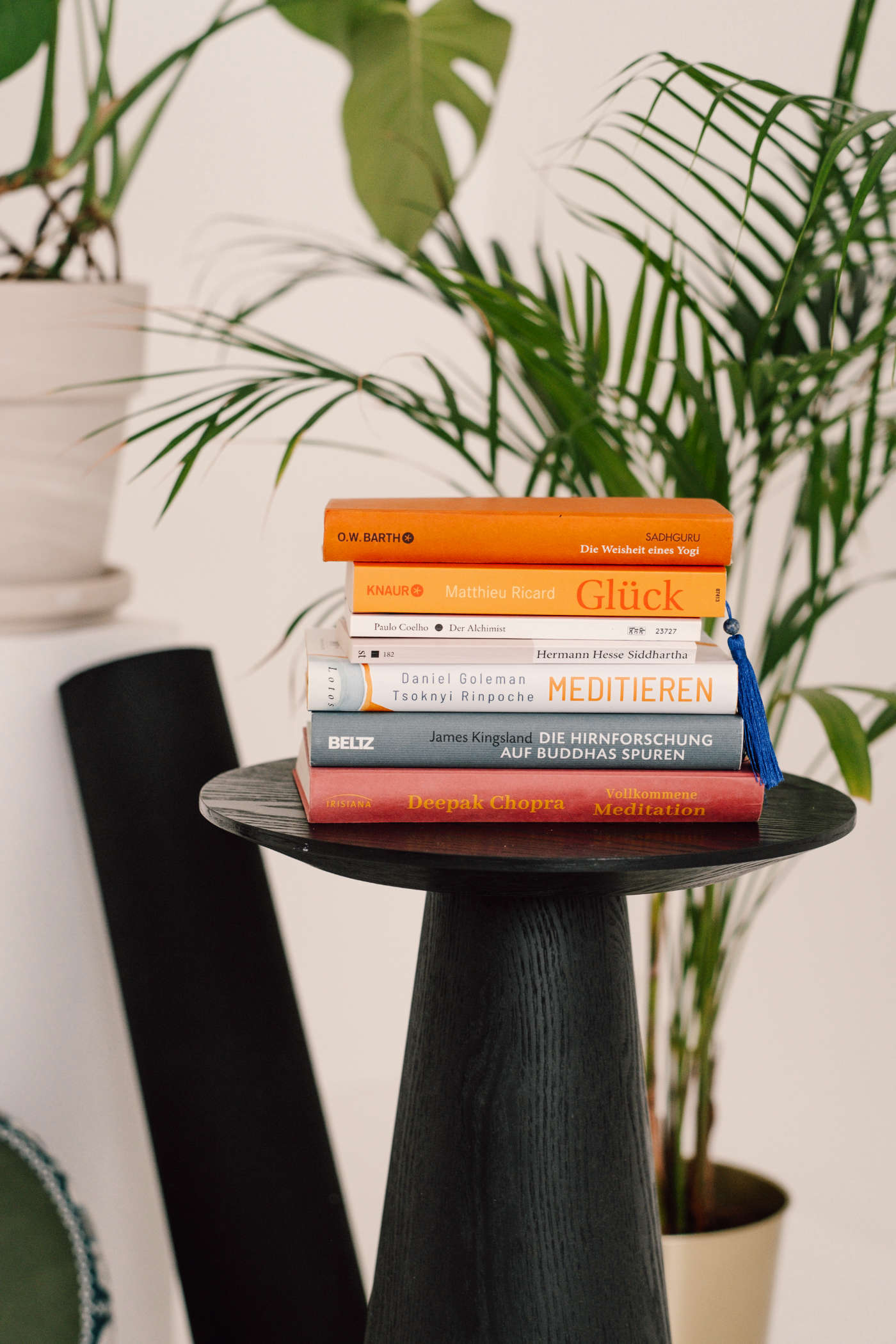 Gestapelte Meditations- und Achtsamketsbücher auf Tisch