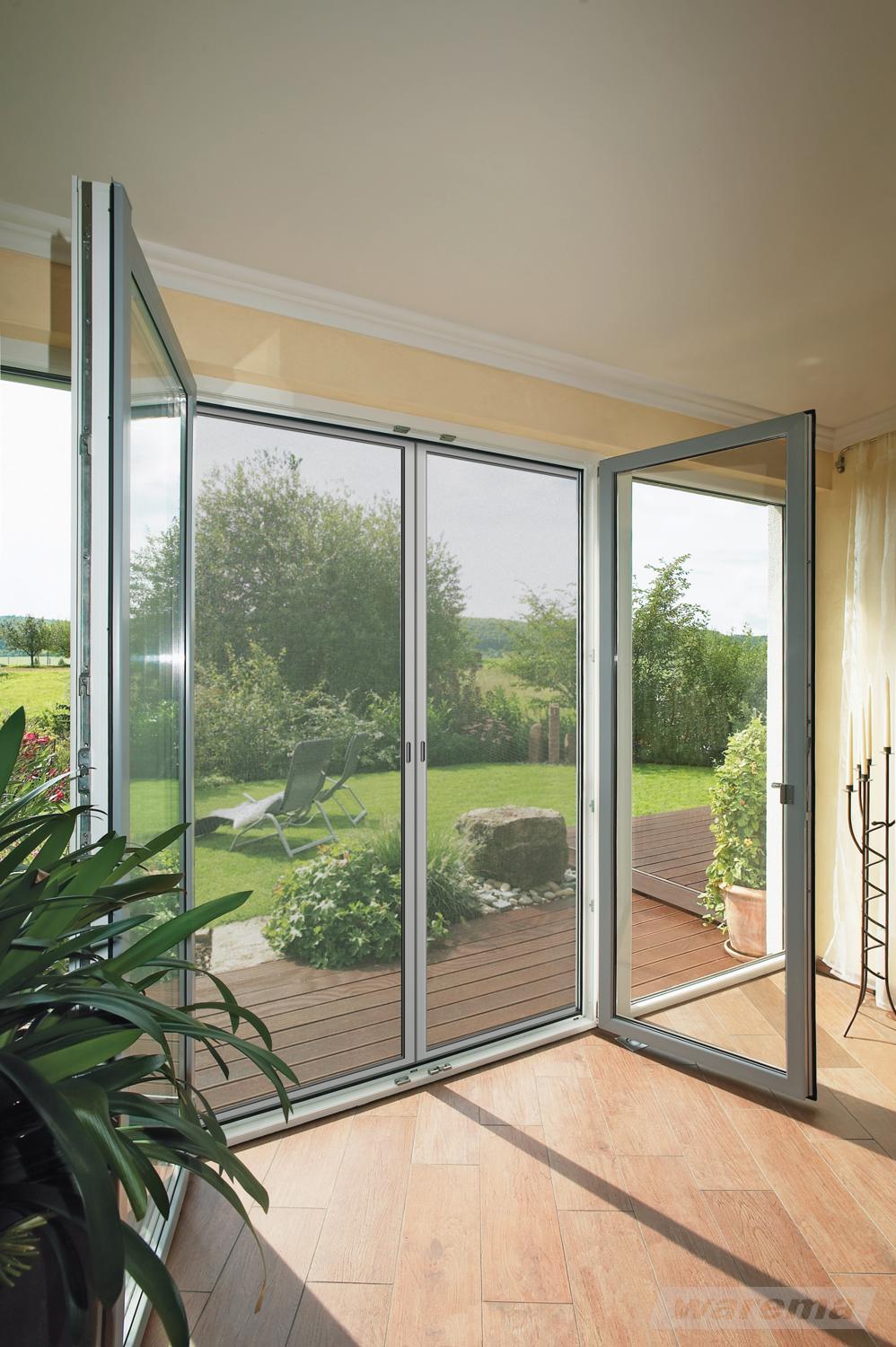 Energieeffiziente Terrassentür mit Sonnenschutz in Westerwalbesloh, Gütersloh. Perfekte Montage von Markisen, Rollladen, Raffstoren und Insektenschutz in OWL. Handwerk nach Maßanfertigung.