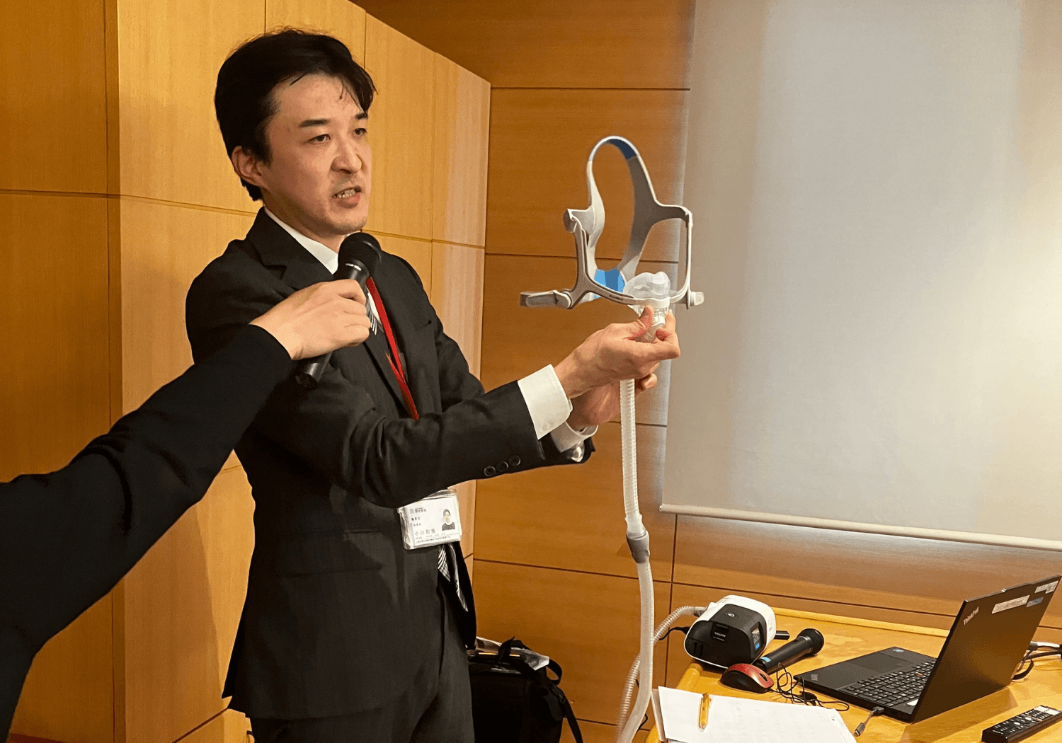 人間ドック・睡眠を専門とする小川和雅先生が睡眠時無呼吸症候群の治療について説明する様子