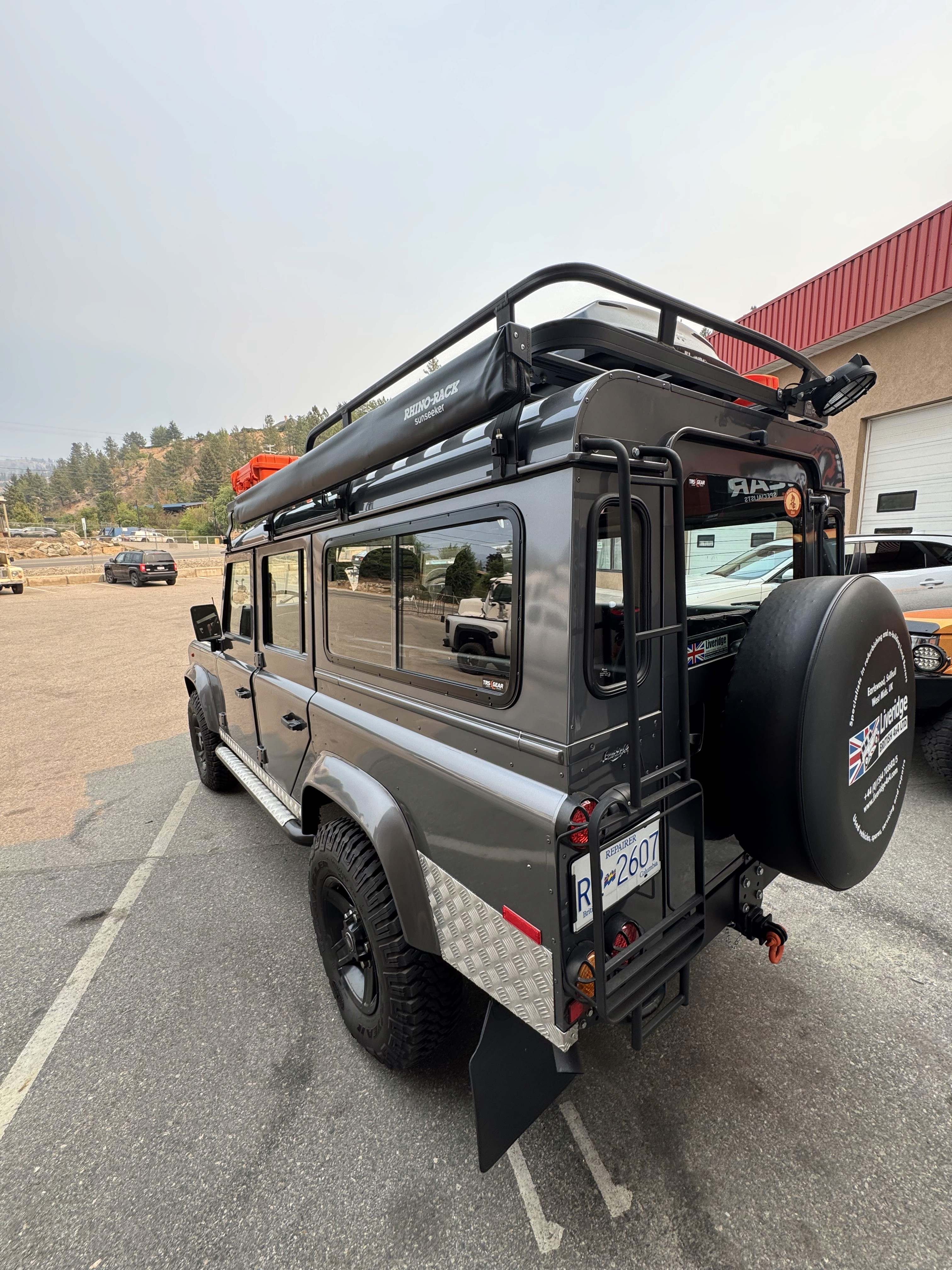 Land Rover Defender 110 photo 12