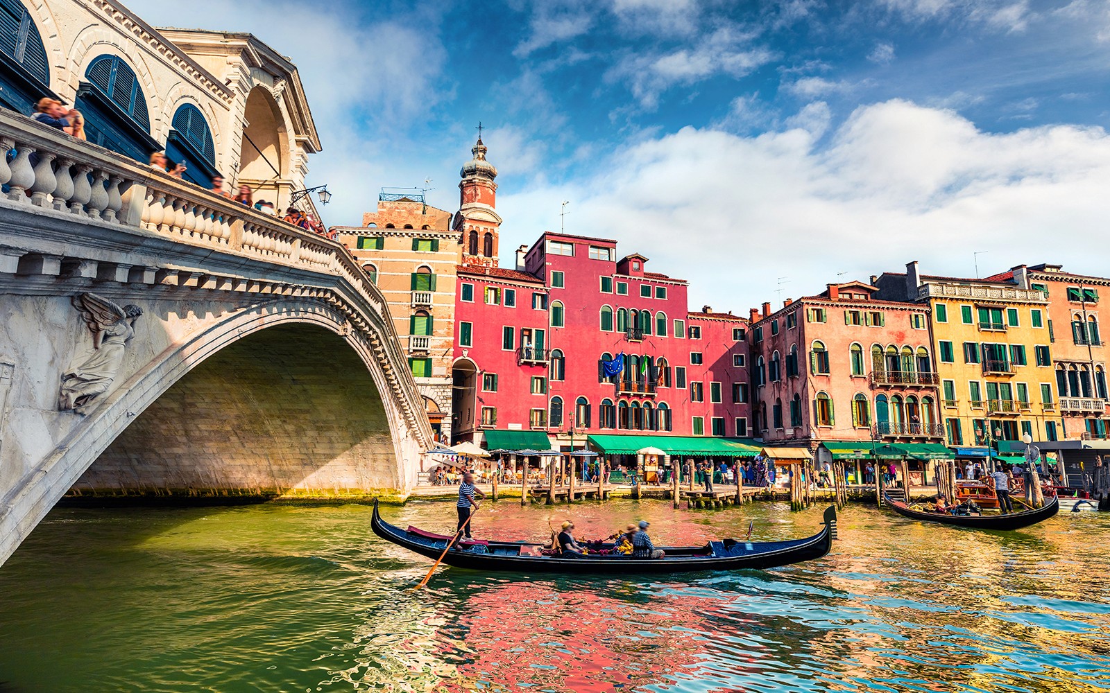 大運河上的貢多拉，靠近威尼斯的里亞爾托橋。