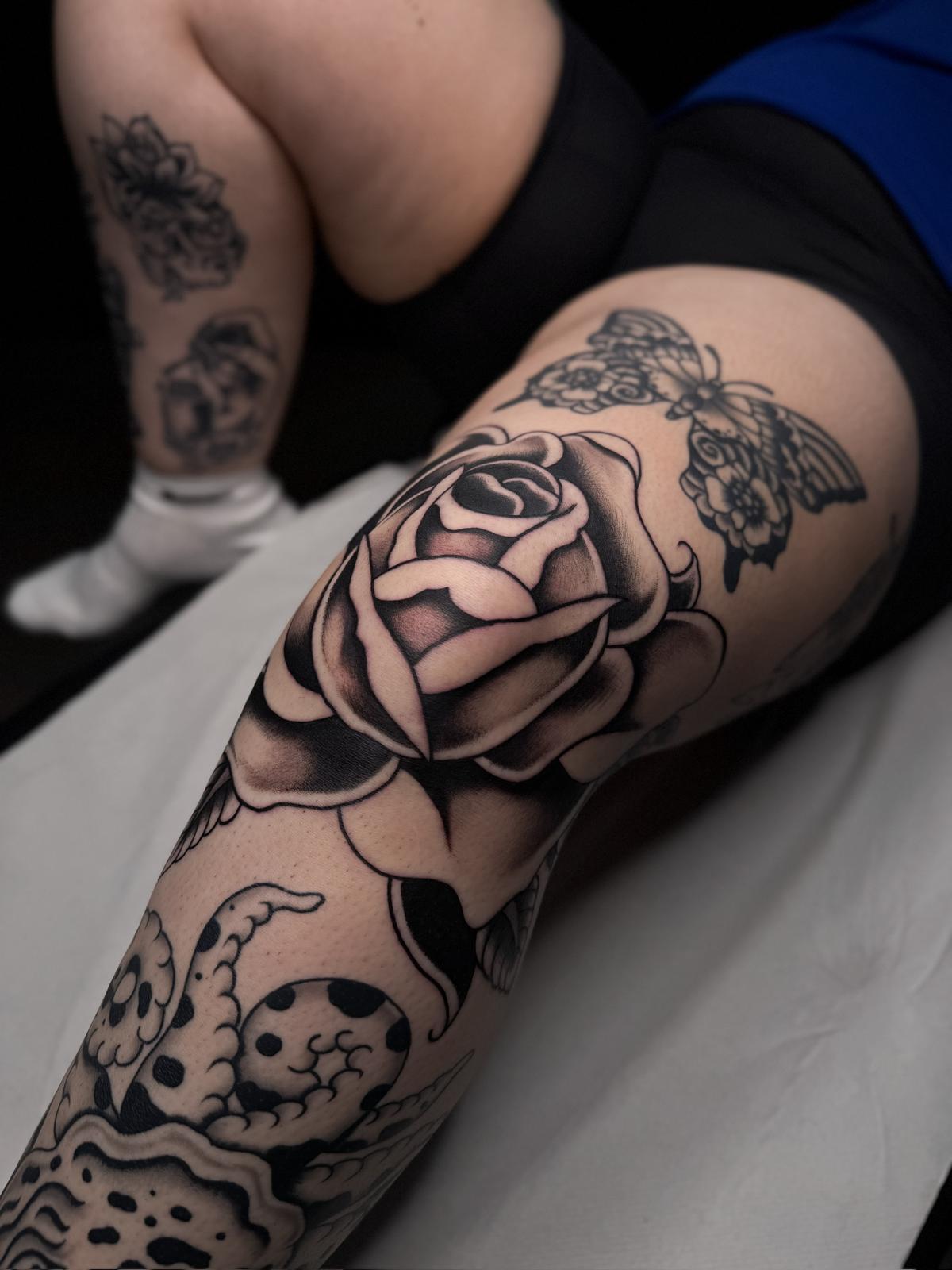 Tatuaje rosa tradicional en Móstoles (Madrid)