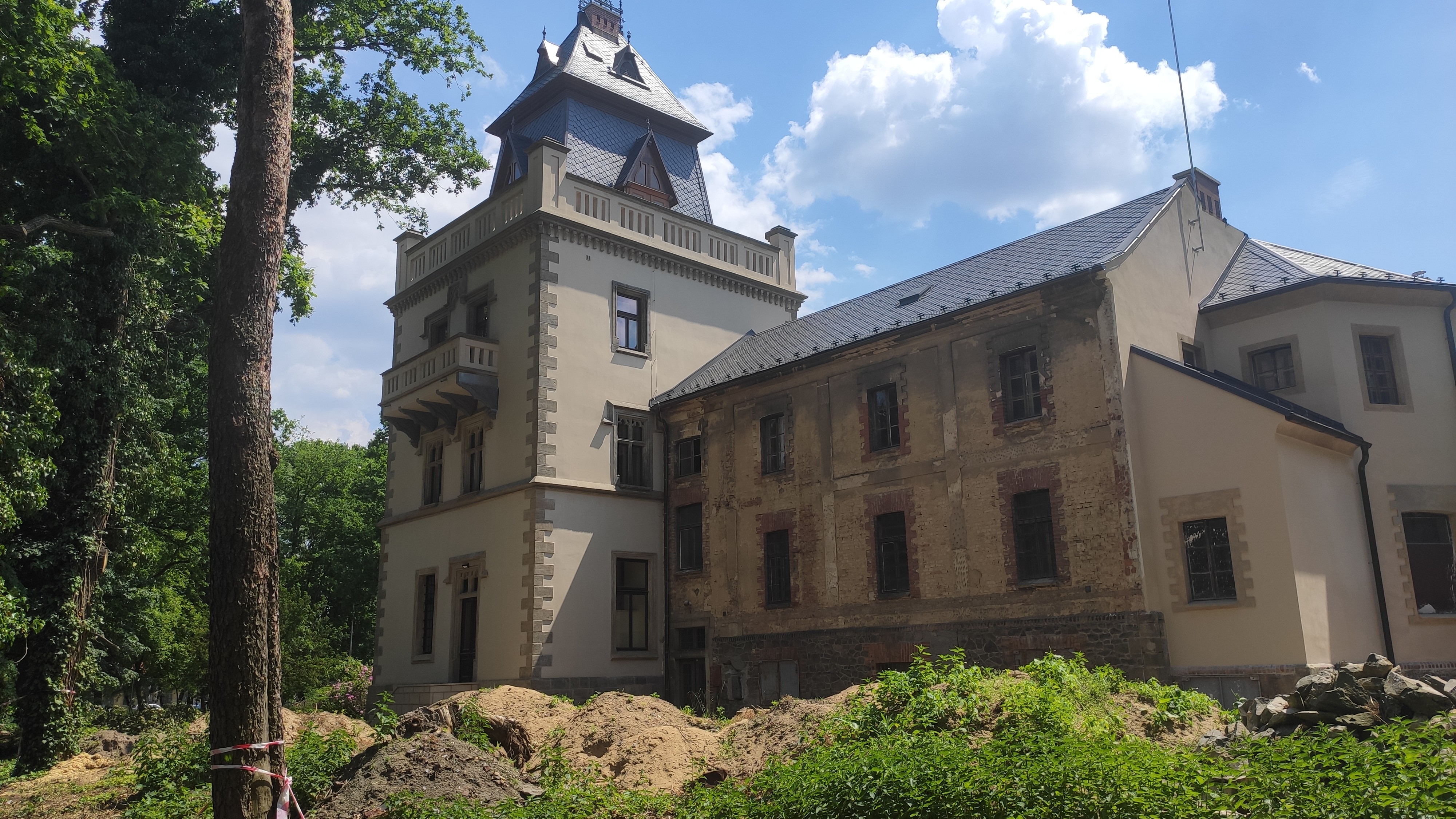 Lorem ipsum dolor sit amet, consectetur adipiscing elit. Mauris a imperdiet sem. Duis sodales eleifend ultrices. Curabitur congue aliquet velit nec iaculis.