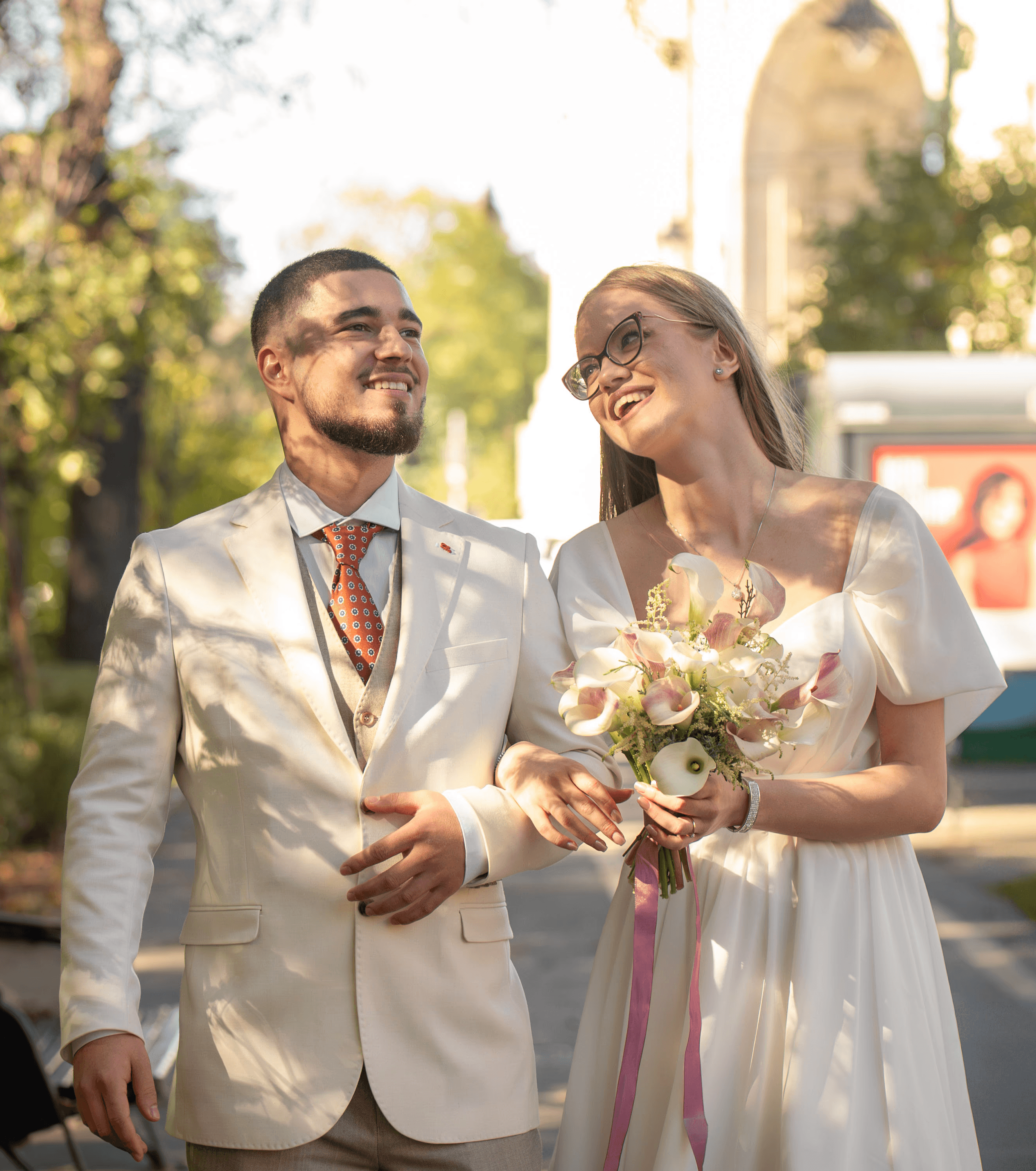 Ședință foto de cuplu la Arcul de Triumf in Bucuresti, după starea civilă.