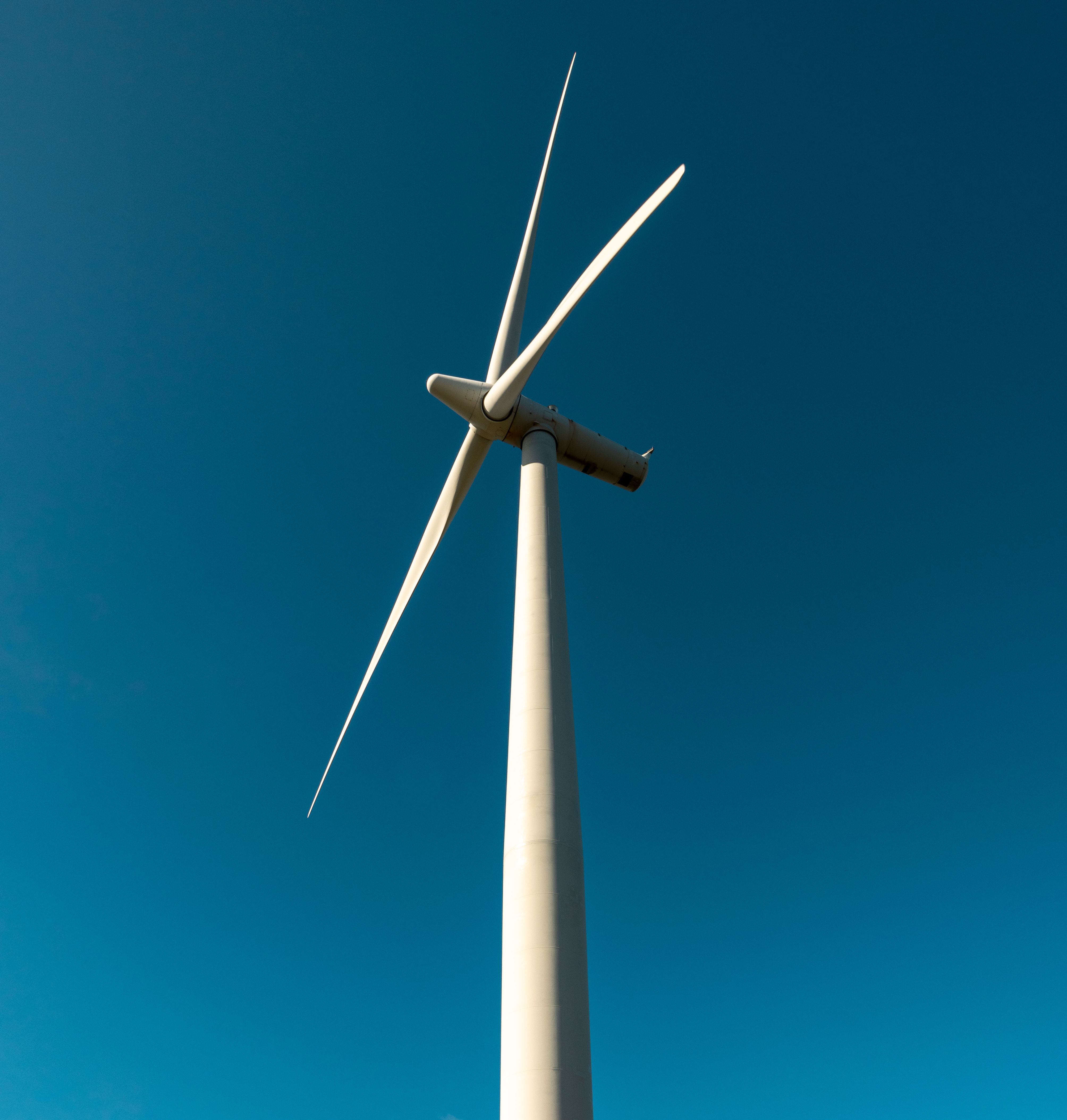 close-up-view-of-a-wind-turbine-set-against-a-clear-blue-sky,-symbolizing-renewa - richard-pan (pexels)