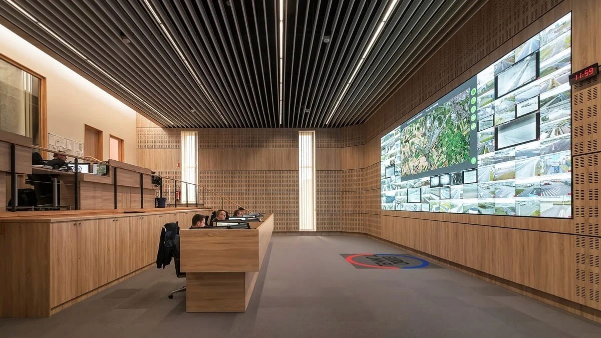 Hall securité eurotunnel bois moderne d’entreprise industrielle — photographe corporate Lille | Anteale Yann Manac’h 2025