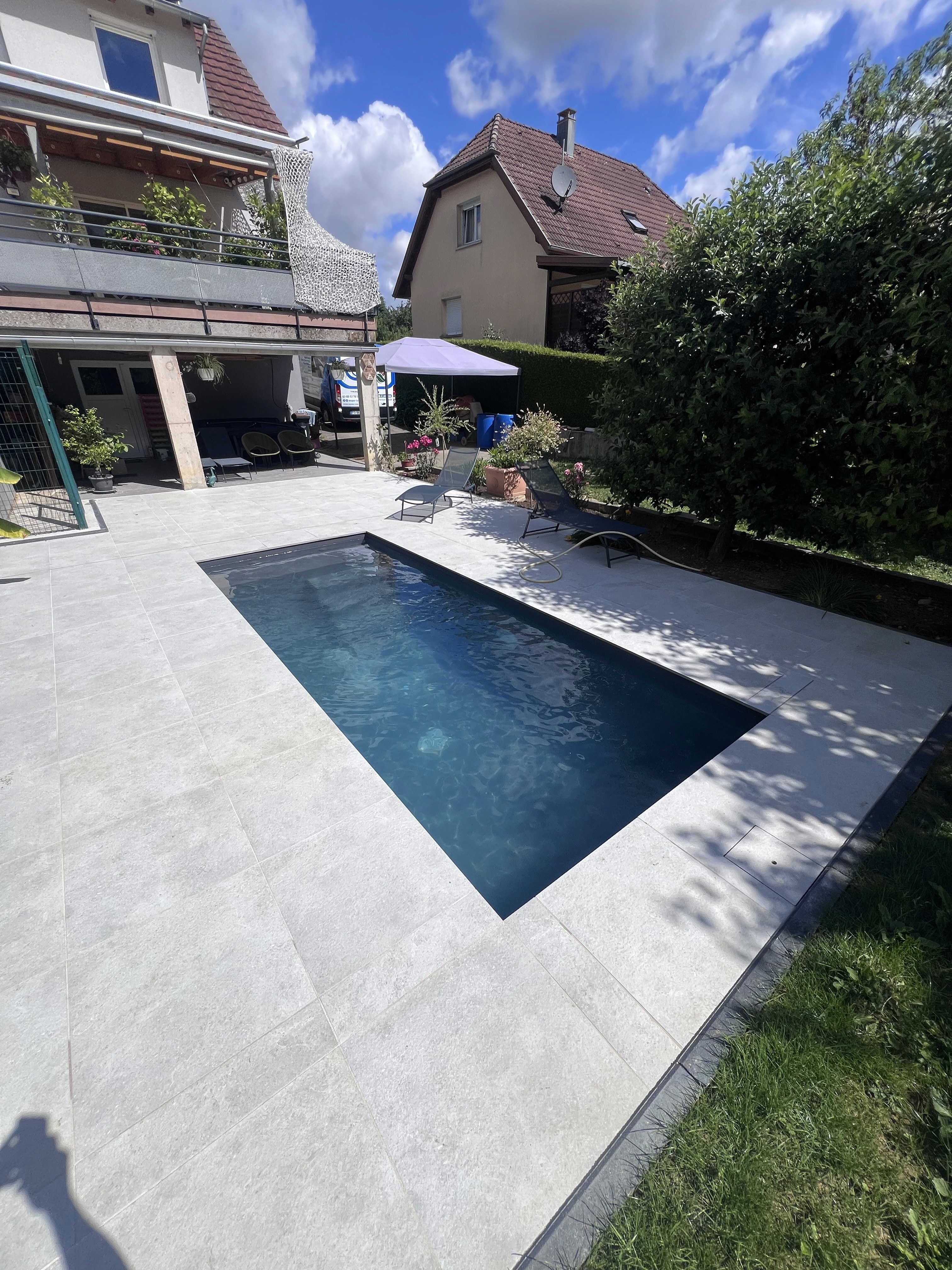 Réalisation Acqua Terra : piscine béton contemporaine à Bollwiller dans le Haut-Rhin