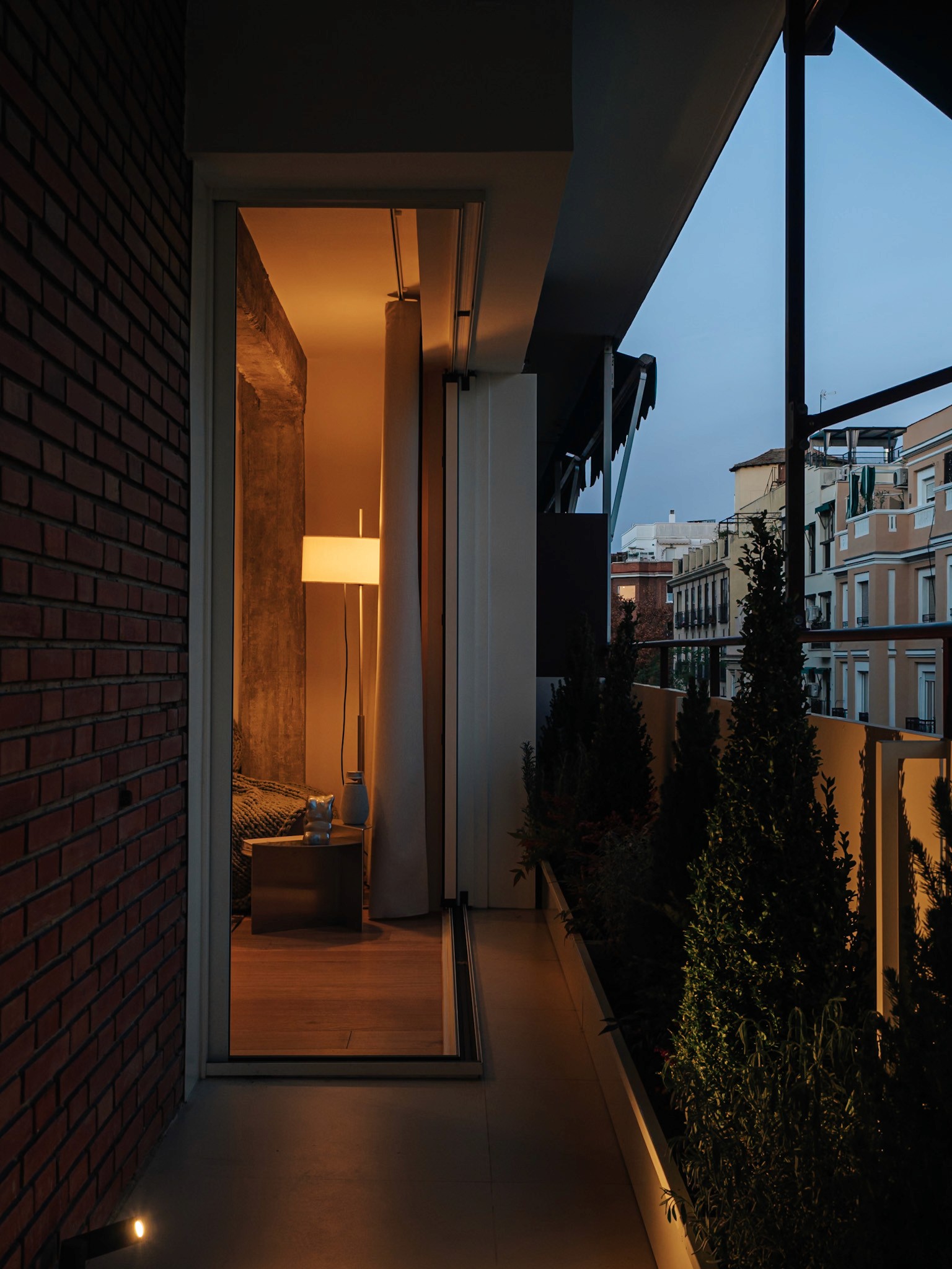 Proyecto Ponzano 53 de Calienzo, interiorismo en Chamberí con madera natural, travertino y luz cálida