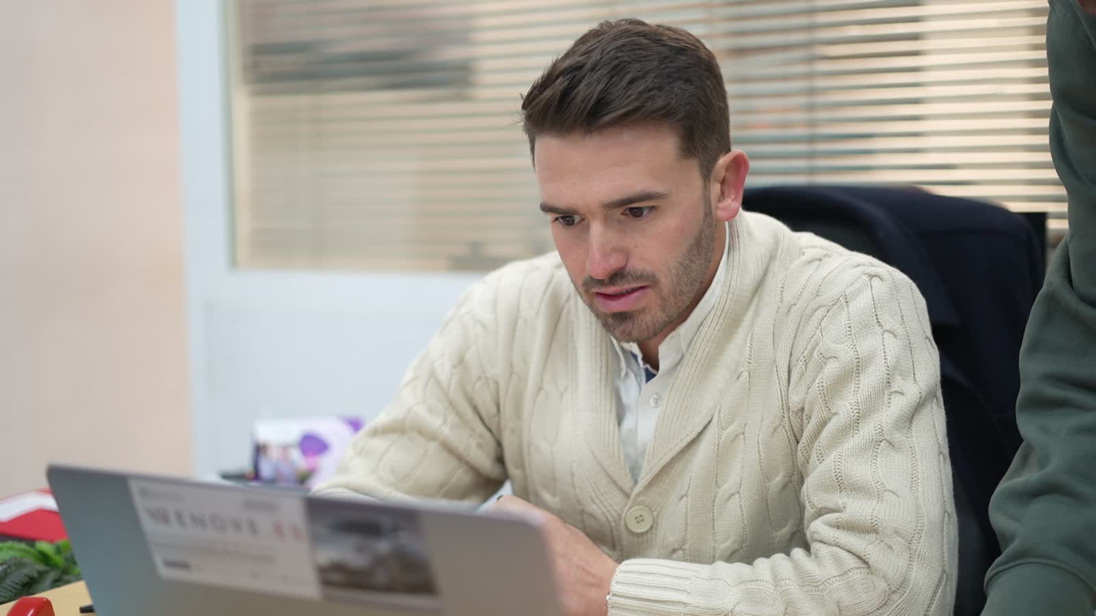 Responsable de Renove.es trabajando con Dealcar en el portátil