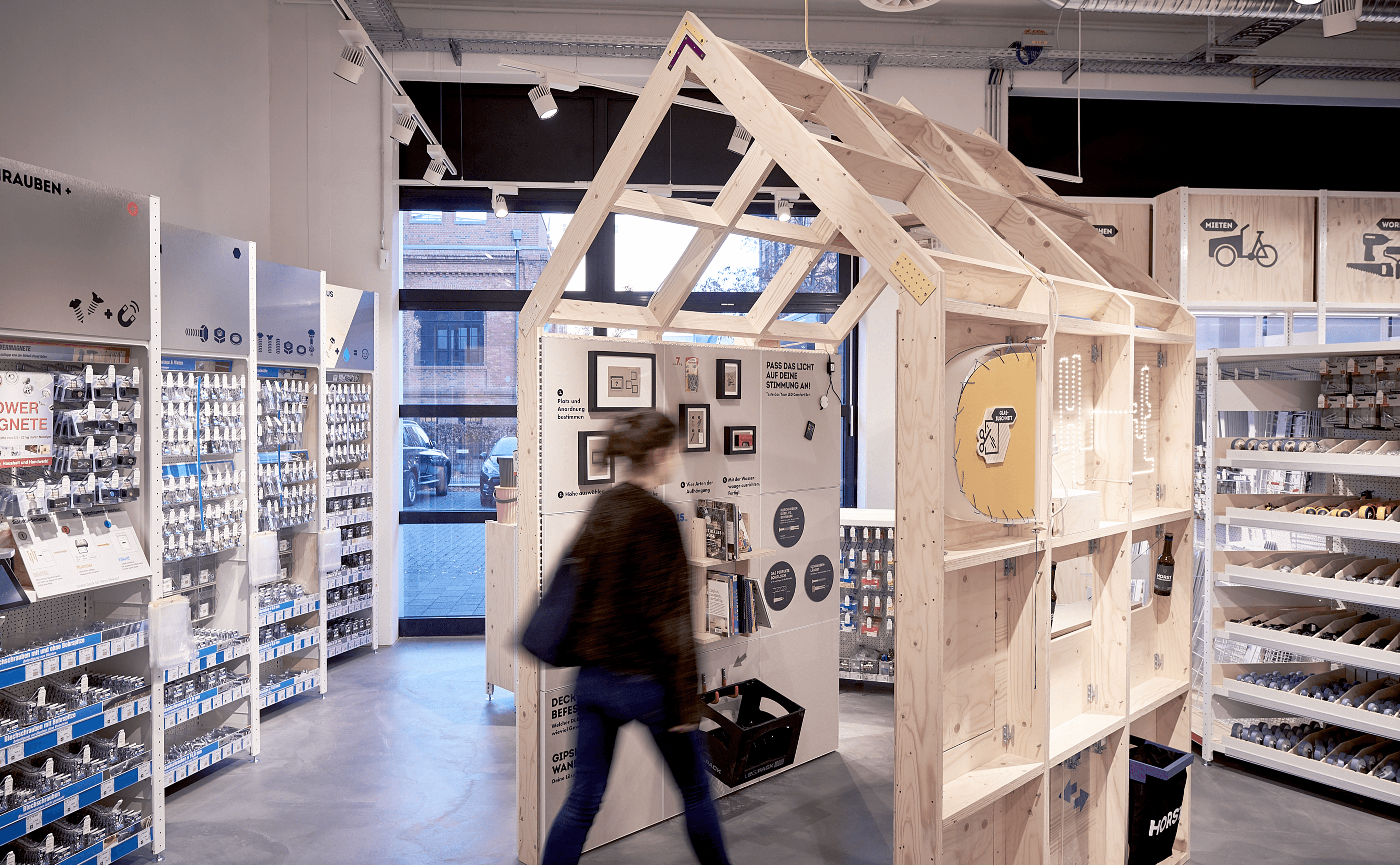 Scheibenmodell aus Holz vom tegut... teo, fotografiert auf einer Hand.