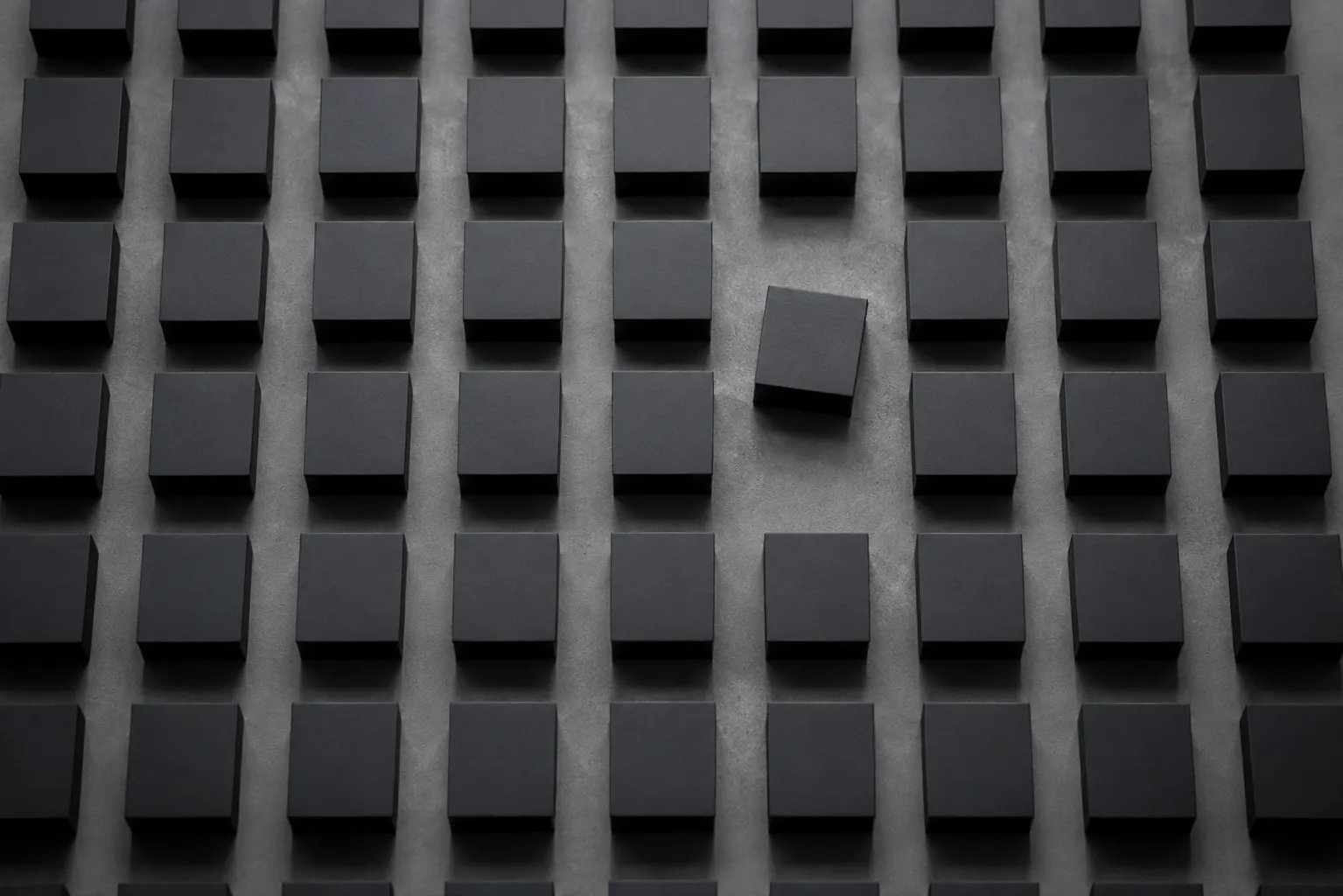misaligned-dark-block-in-grid