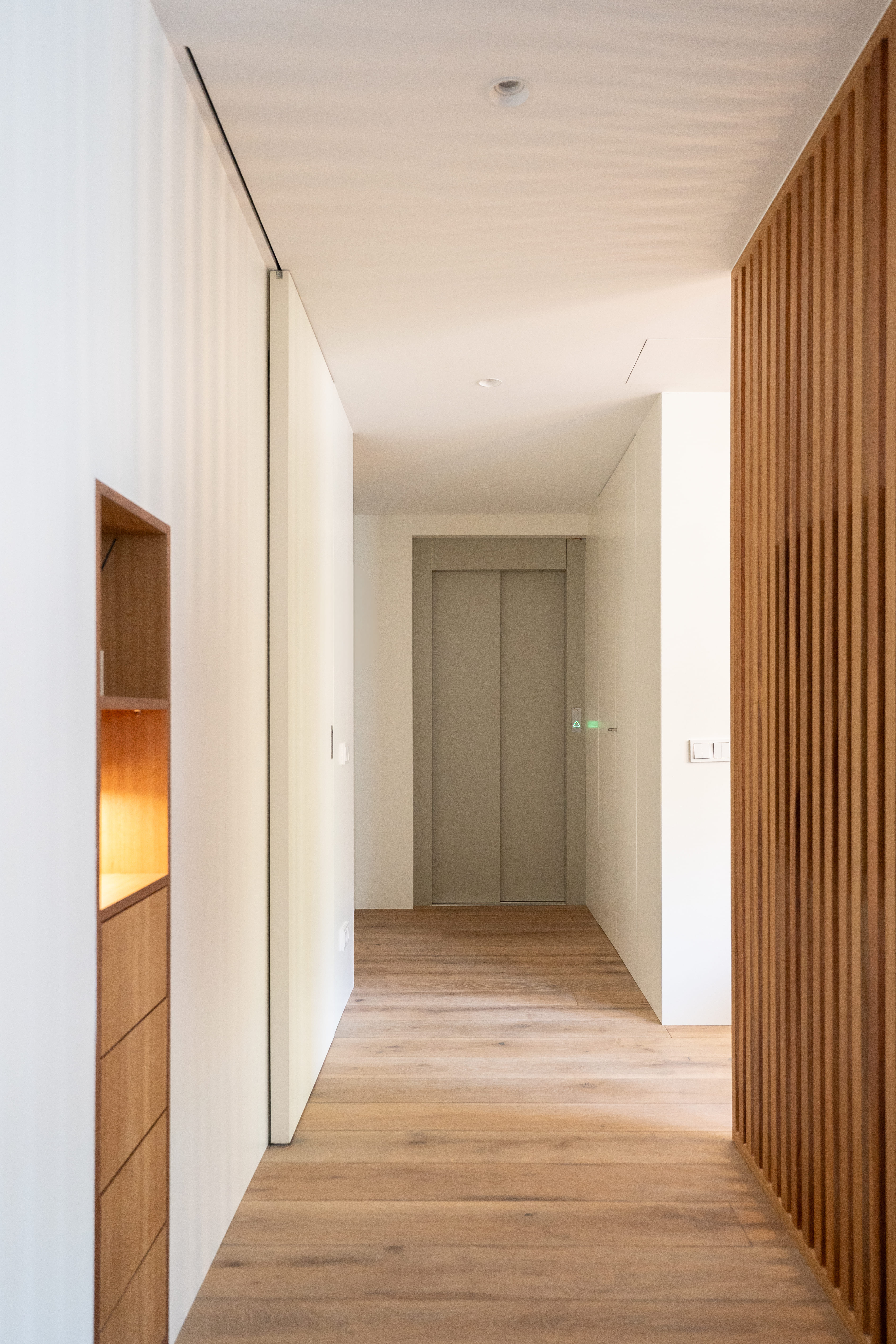 Pasillo de vivienda reformada con acabados de madera