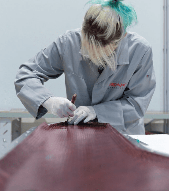 Manuelles Prepreg-Layup wird von einem Peak Technology Mitarbeiter durchgeführt.