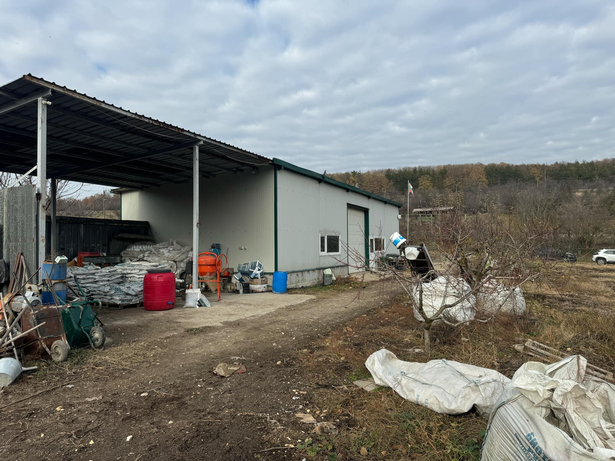 Перцел с преместваема сграда за продажба в село Николово