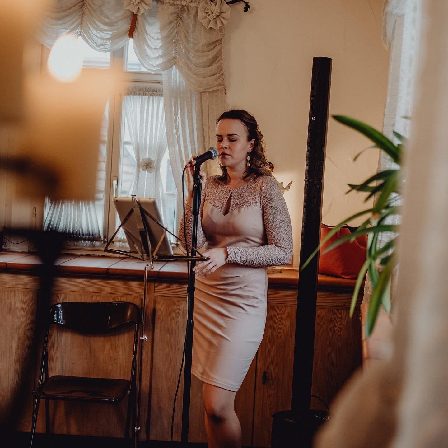 Denise Naser bietet als freie Traurednerin und Hochzeitssängerin in Weikersheim eine persönliche Zeremonie mit Musik und Rede aus einer Hand.