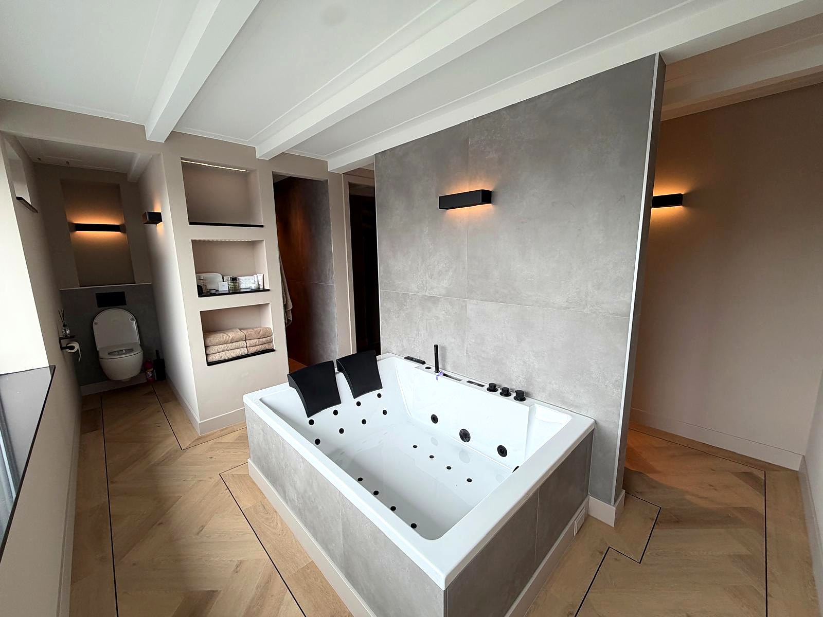 Badkamer met vrijstaand bad, volledig afgewerkt