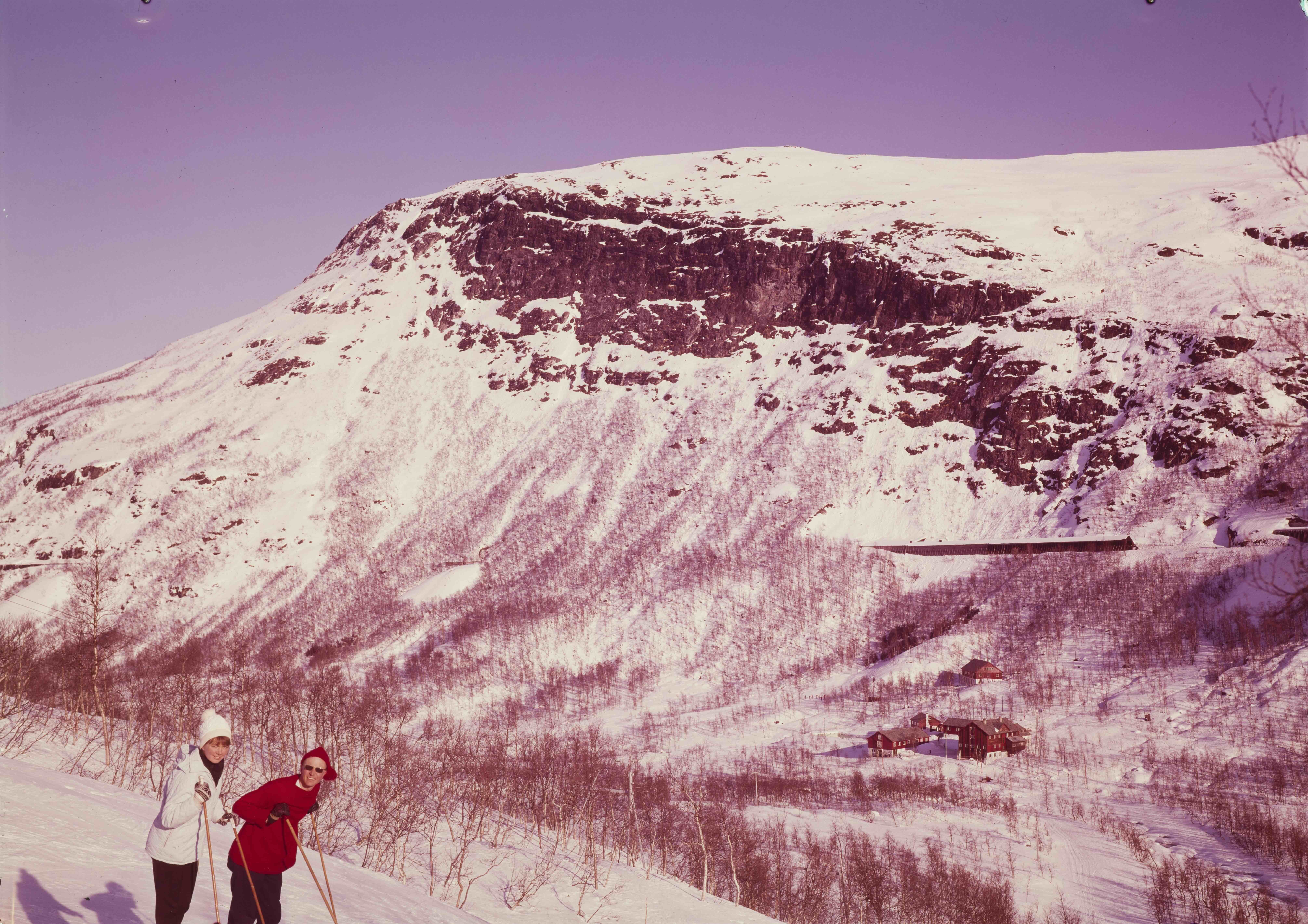 If you’re tired of påskeferie in the city and wish you had a cabin of your own, this one’s for you. Arctic Coliving invites you to join us for a traditional Norwegian påskeferie in the mountains, compete with classic Easter food, “uteleker” games, a quiz night and all the skiing you could wish for. And don’t be fooled by the title, this event is open to everyone! Bring your friends, bring your family!