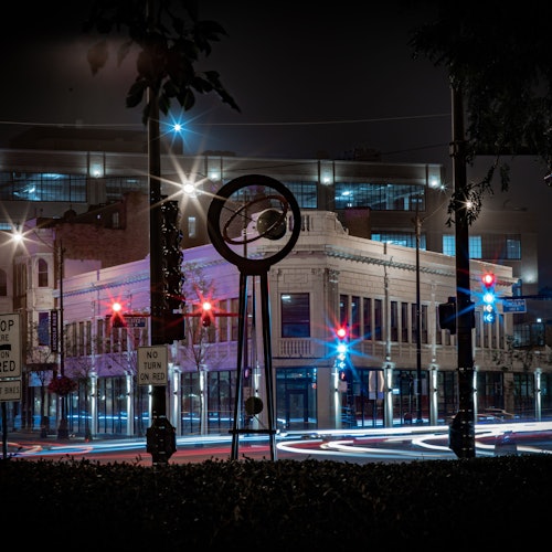 晚间在林肯大道的场景。