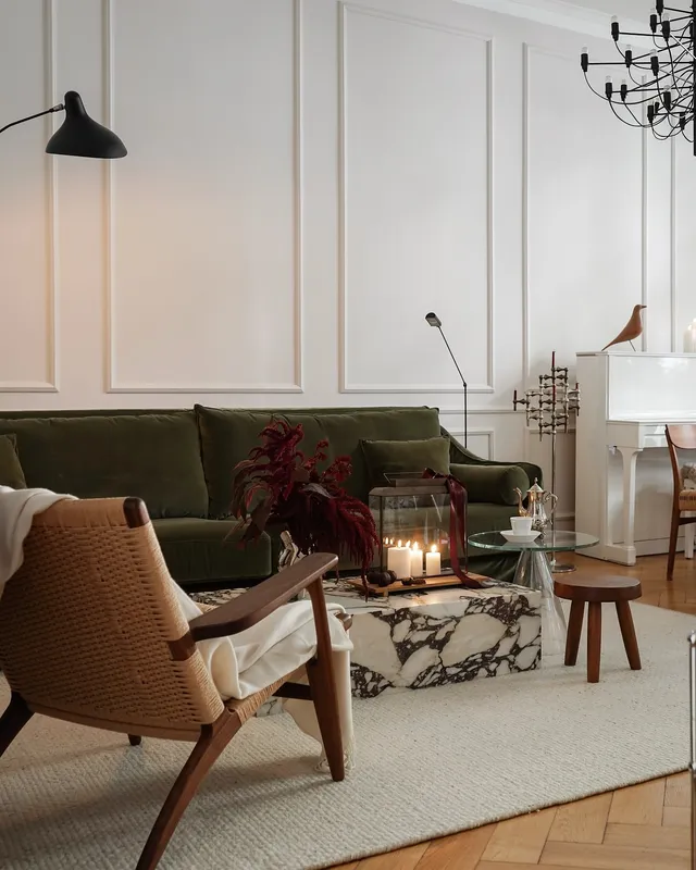 Minimalist entrance with warm beige render, clean steps, and a circular architectural cutout lit by daylight.
