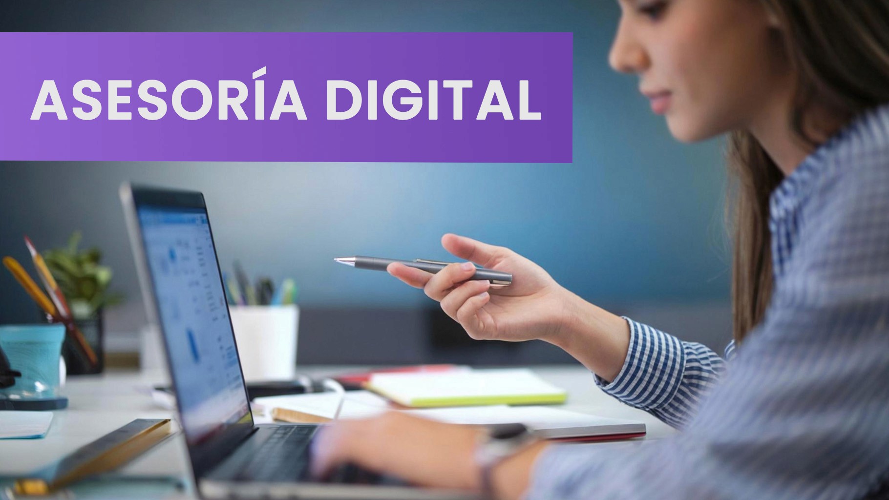 Un comprador online interactuando con una interfaz digital personalizada que le asesora en su compra.