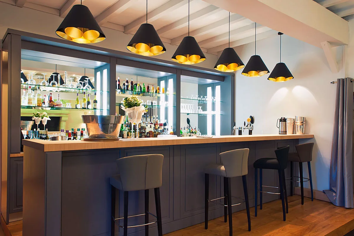 les lumières éclaurent le bar du resturant