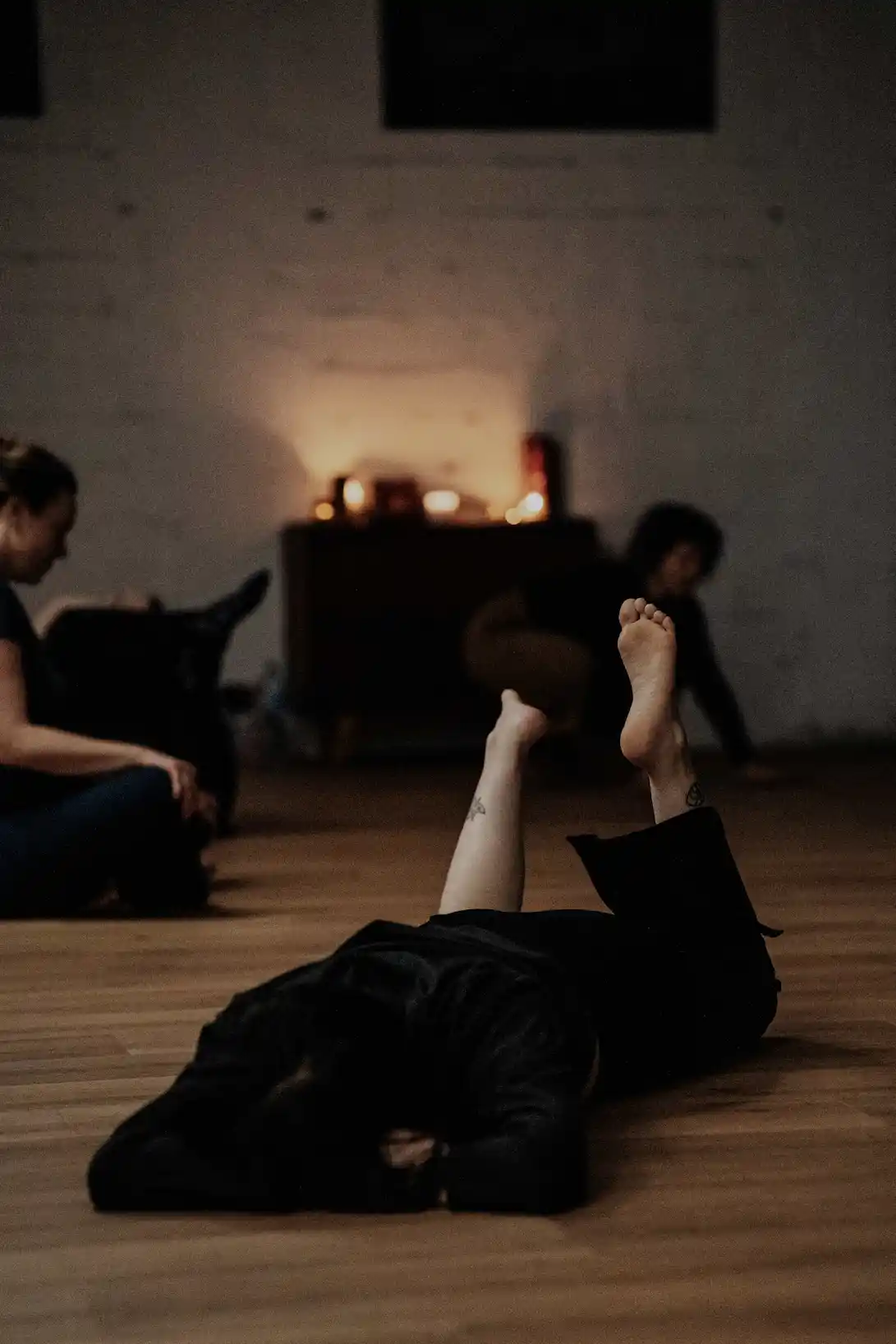 Grupa ćwicząca jogę w sali jogowej w hotelu Villa Stara Apteka