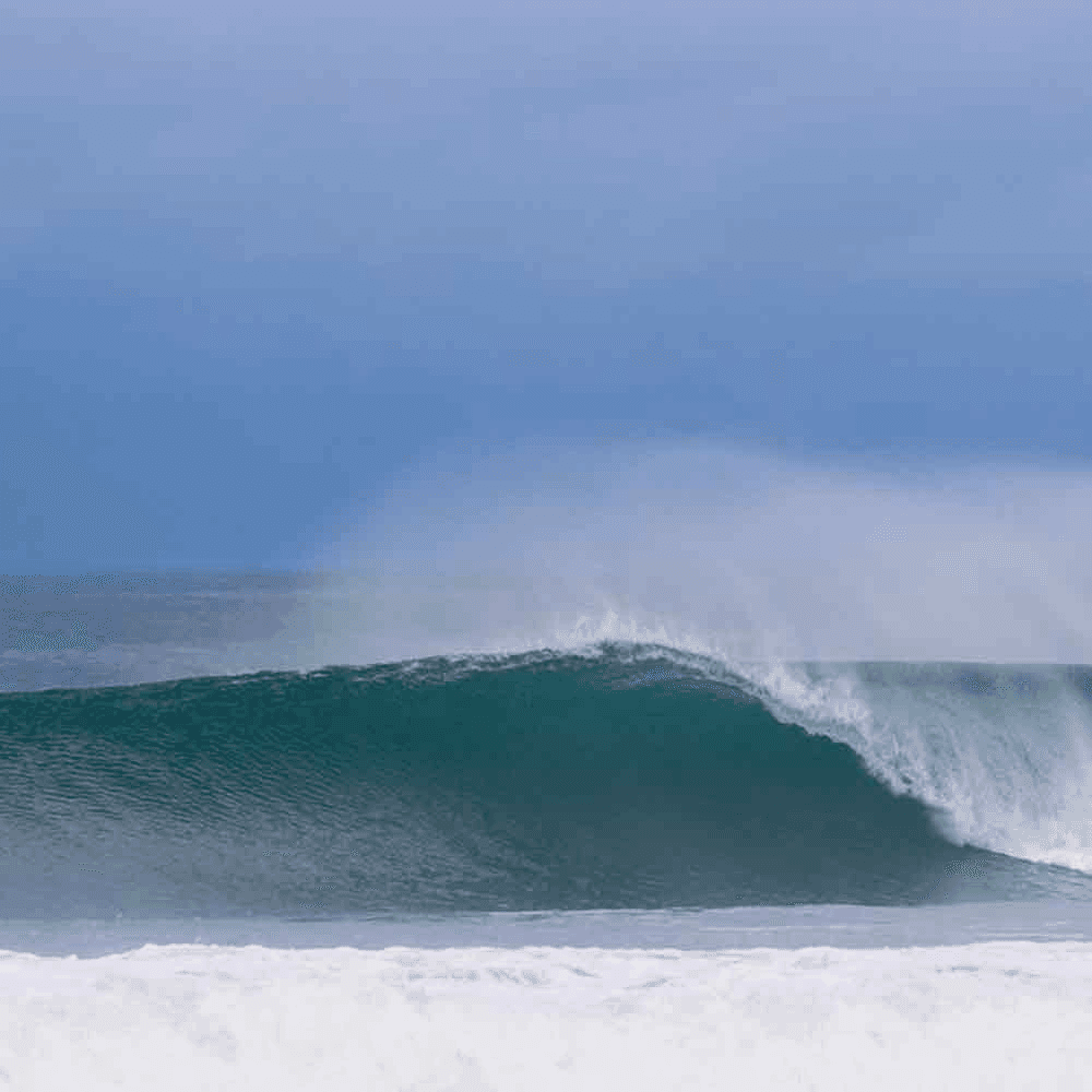 Large wave crashing on shore – surfboard rental in Hermosa
