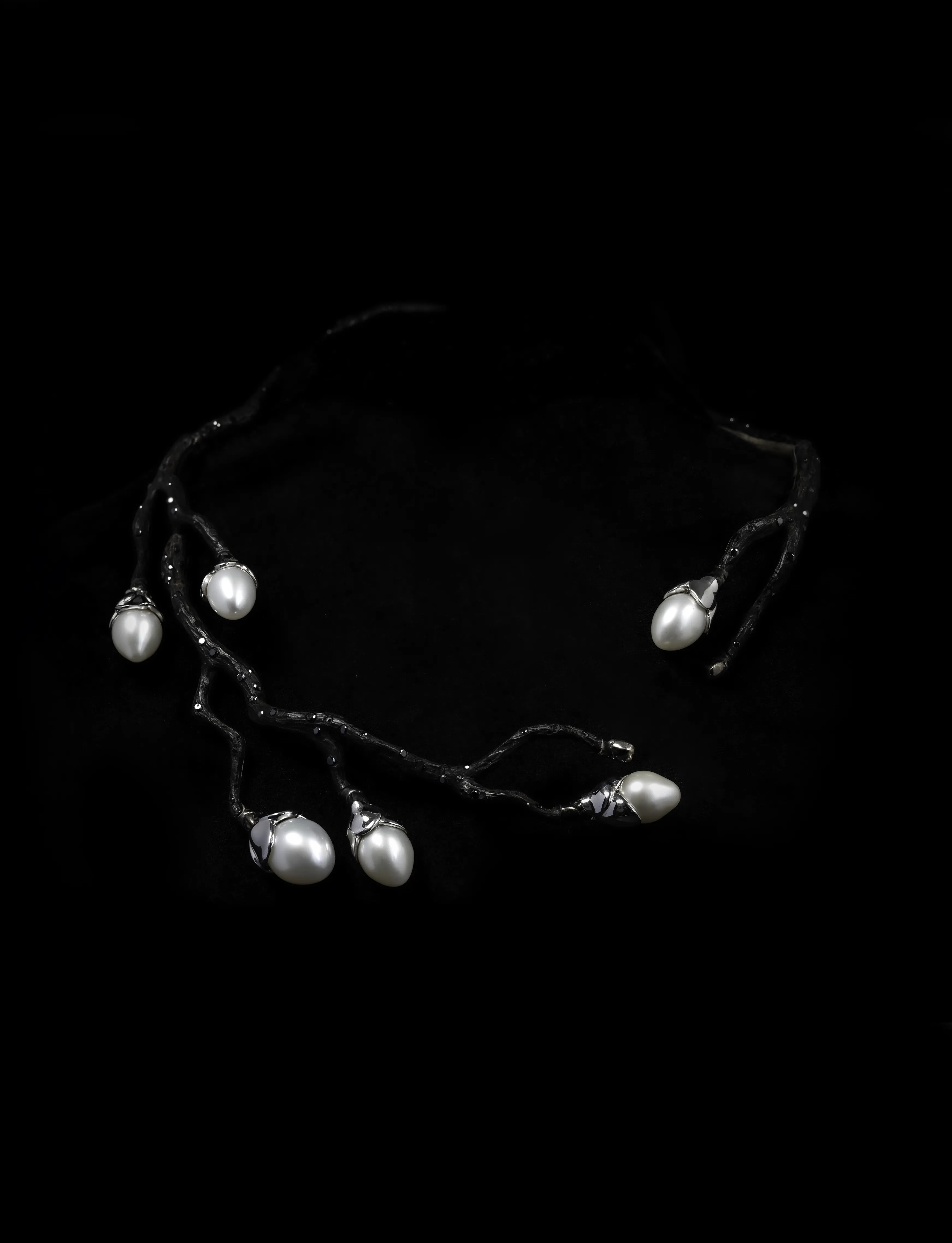 Collier Printemps Maison Édéenne en ébène, or blanc, diamants et perles d’Akoya photographié sur fond noir