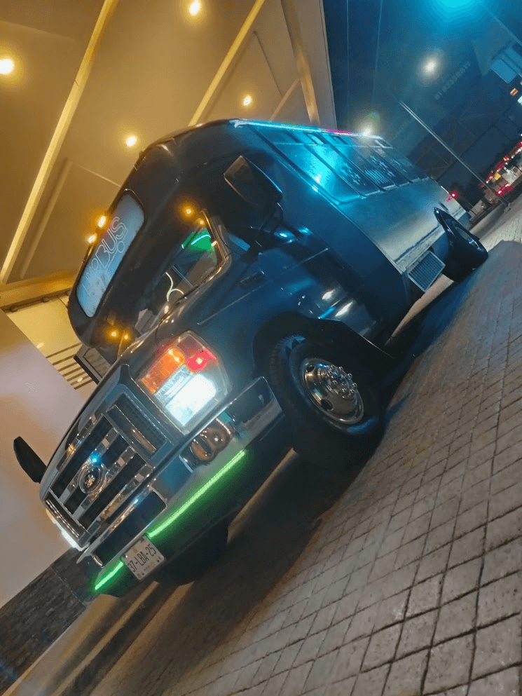 Limo Party Bus azul en Monterrey estacionado para evento de quinceaños