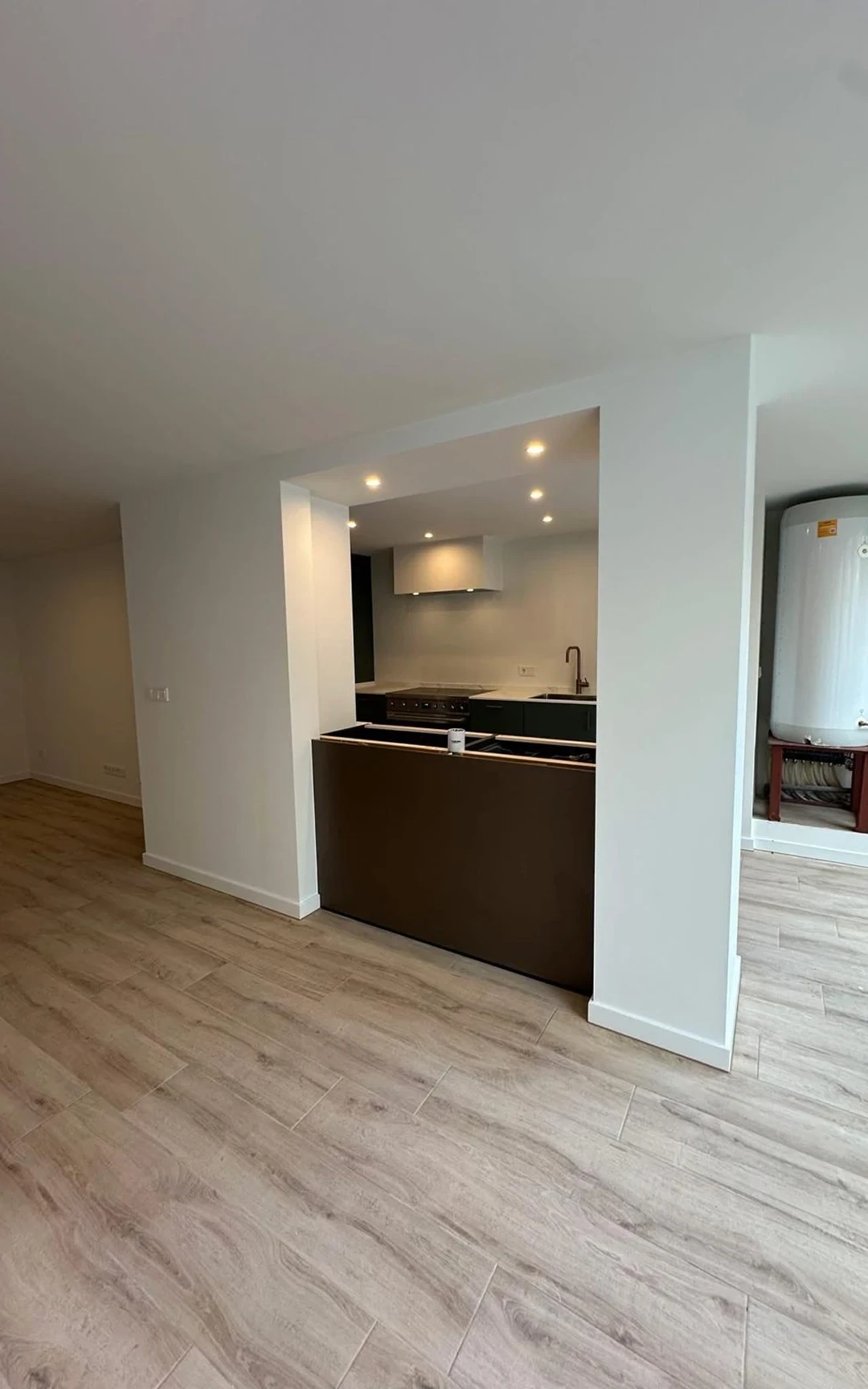 Liaison verticale/horizontale : lignes droites, micro-cassures supprimées, finition mate anti-éblouissement sur béton et noyer, Luxembourg.