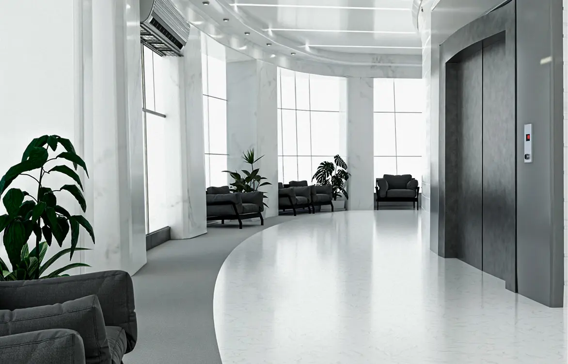Moderner Wartebereich in einem Bürogebäude mit Aufzug und Sitzgelegenheiten.