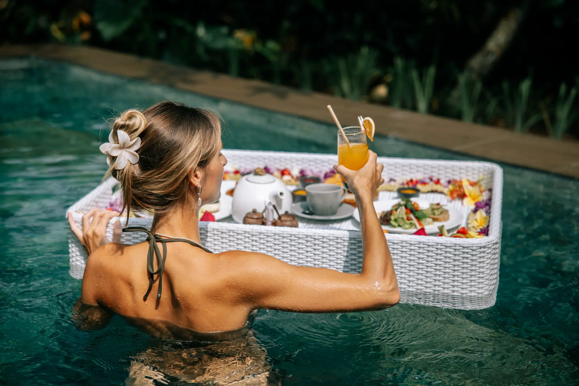Schwimmendes Frühstückstablett mit exotischen Früchten und Getränken – Luxus-Pool-Erlebnis im Kelapa Retreat & Spa Resort, Bali