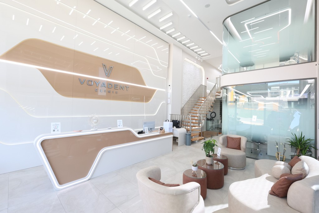 Reception area of the modern Voyadent Clinic with bright, elegant interior design.