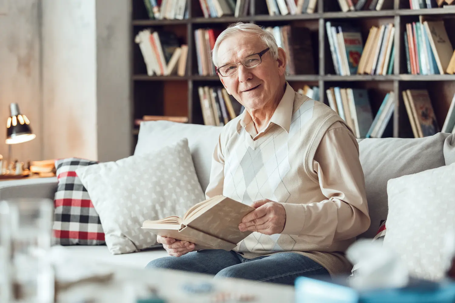 En eldre mann som leser en bok