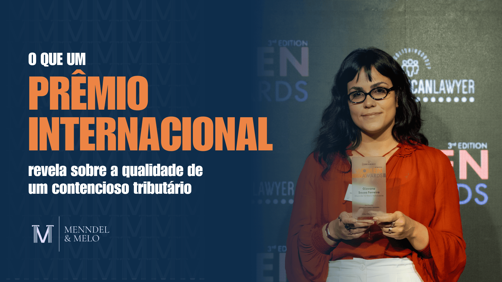 Giovana Sousa segurando o Latin American Women Awards