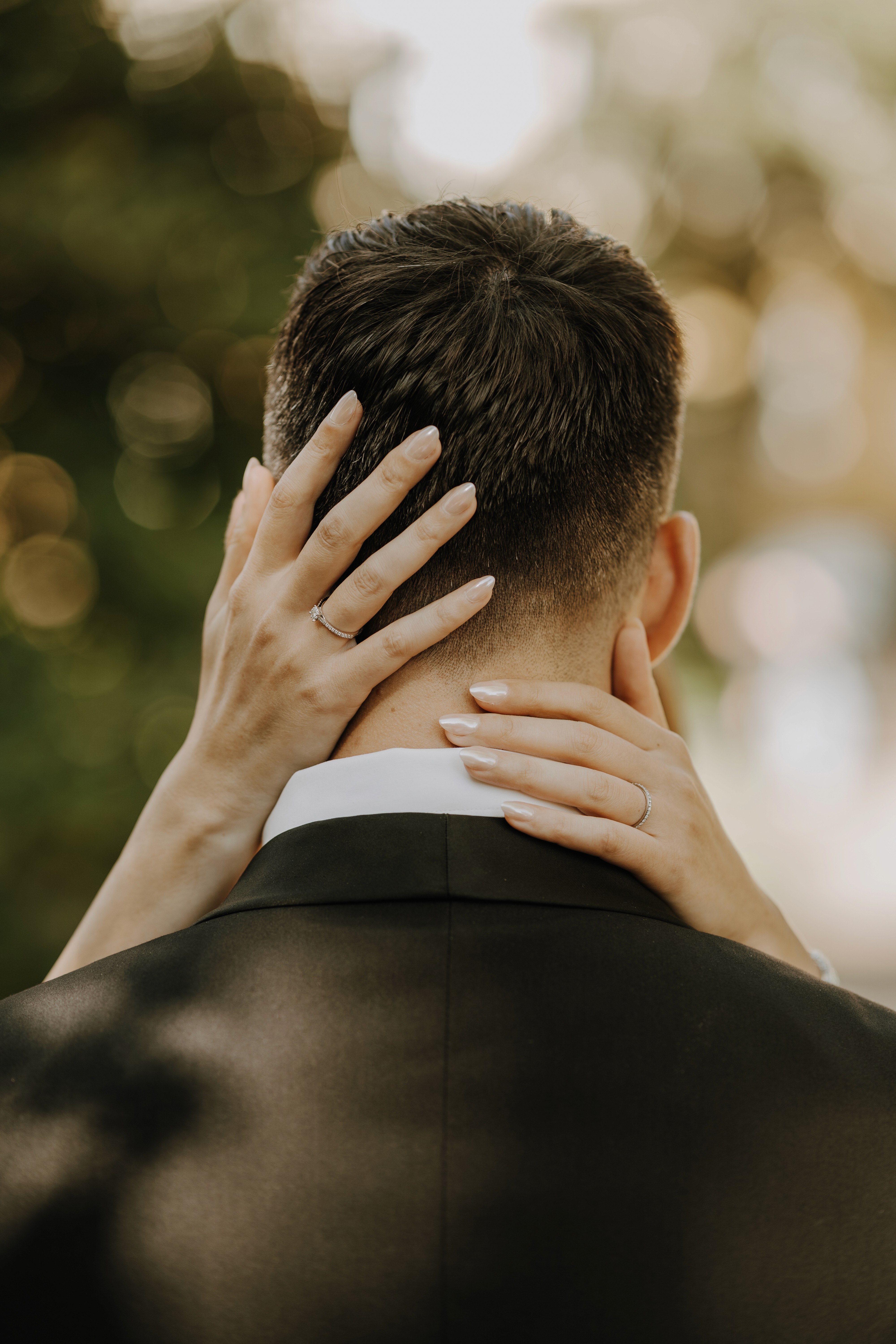 5. Nahaufnahme einer liebevollen Umarmung – emotionale Hochzeitsfotografie im Detail.
