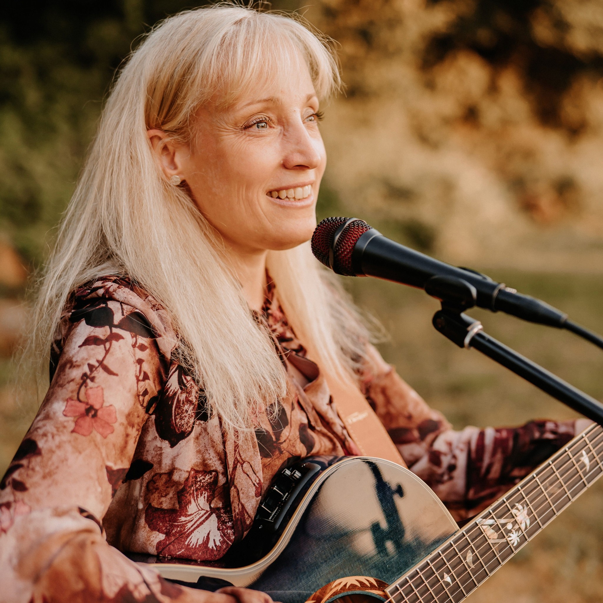 Close-up-Aufnahme von Sängerin Yvonne beim Gesang mit Mikrofon.