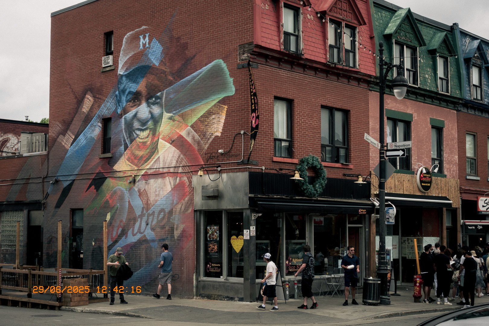 Portrait géant de Jackie Robinson peint sur un mur en brique rouge.