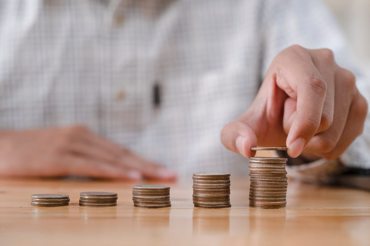 Bandeira do Brasil com notas de real e uma caneta sobrepostas, simbolizando a economia nacional e os princípios da Lei de Liberdade Econômica