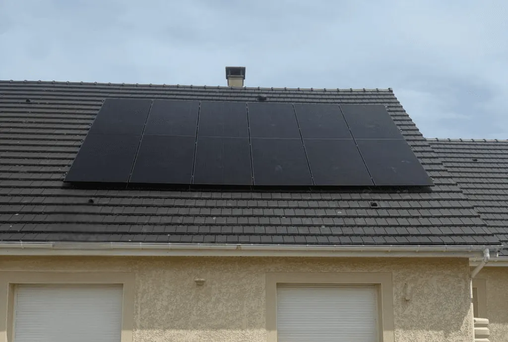 Photo du toit d'une maison à Beauval-en-Caux en Seine Maritime équipée de panneaux photovoltaïques dont l'installation a été faite par Solarock.
