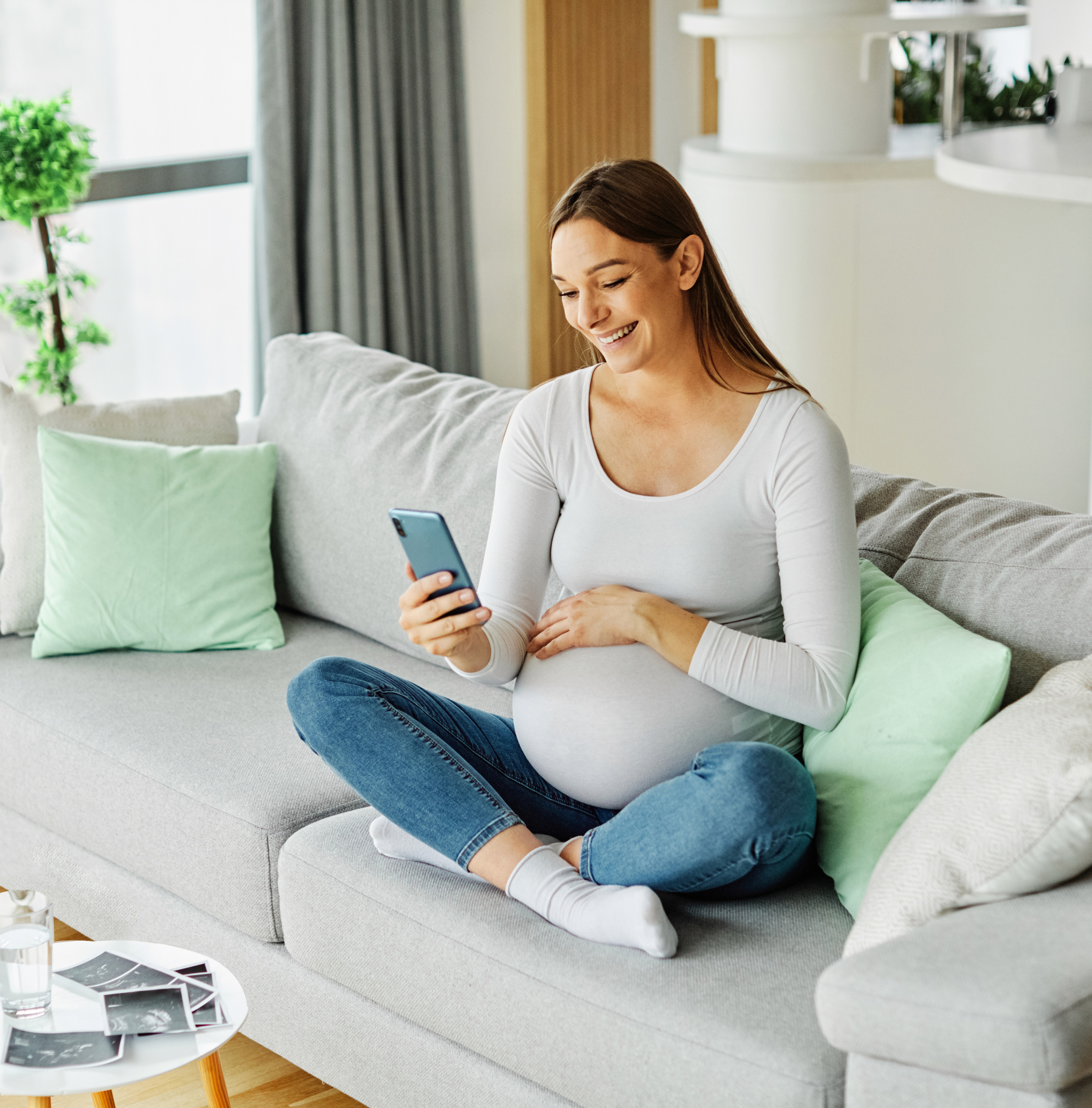 Glückliche Familie die sich gegenseitig bei den Finanzen für die Kinder entlastet