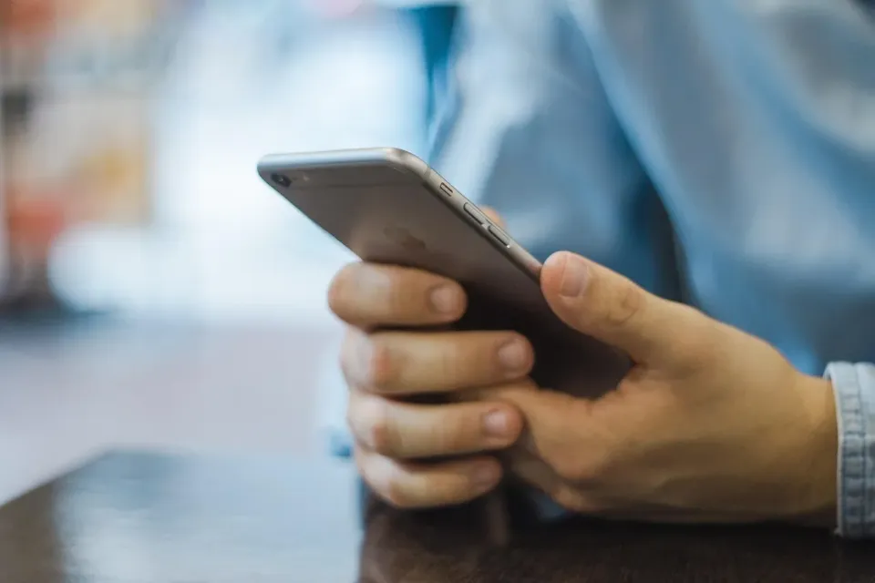 apple,-iphone,-smartphone,-technology,-mobile-phone,-touchscreen,-touch,-iphone- - pexels (pixabay)