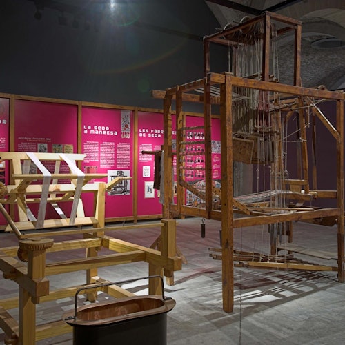 博物馆内将展出历史纺织织机和机器,墙上配有信息海报。