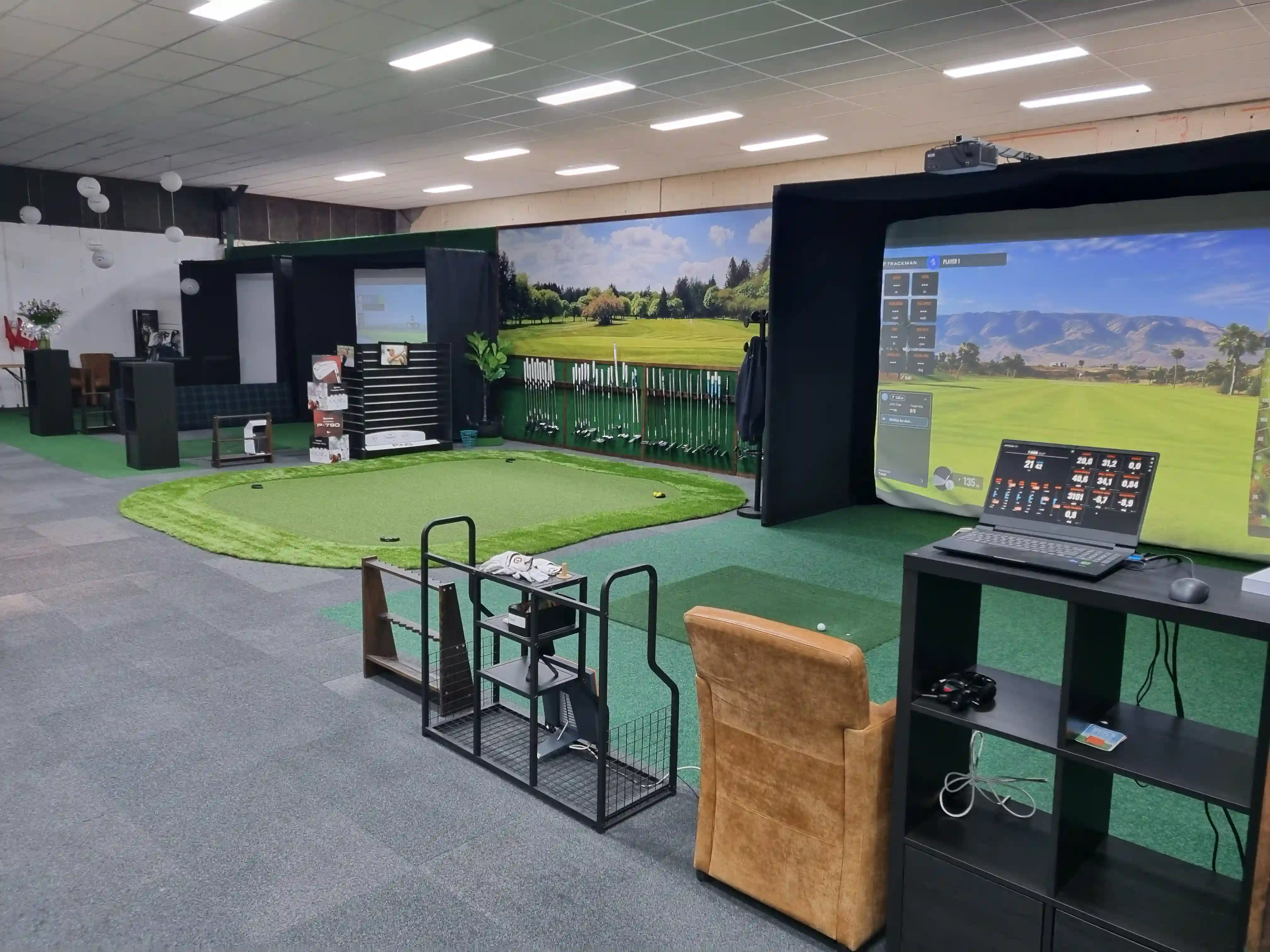 trackman-garmin-golf-simulator-dual-screen-virtual-golf-heilo